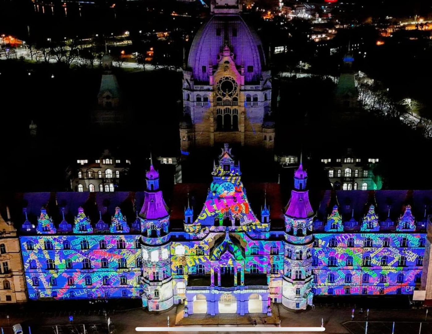 Bewegte Videografiken auf einem Rathaus als Marketingaktion